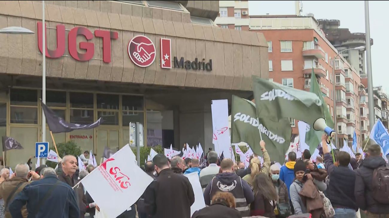 Vigilantes de seguridad privada se manifiestan ante la sede de UGT en Madrid