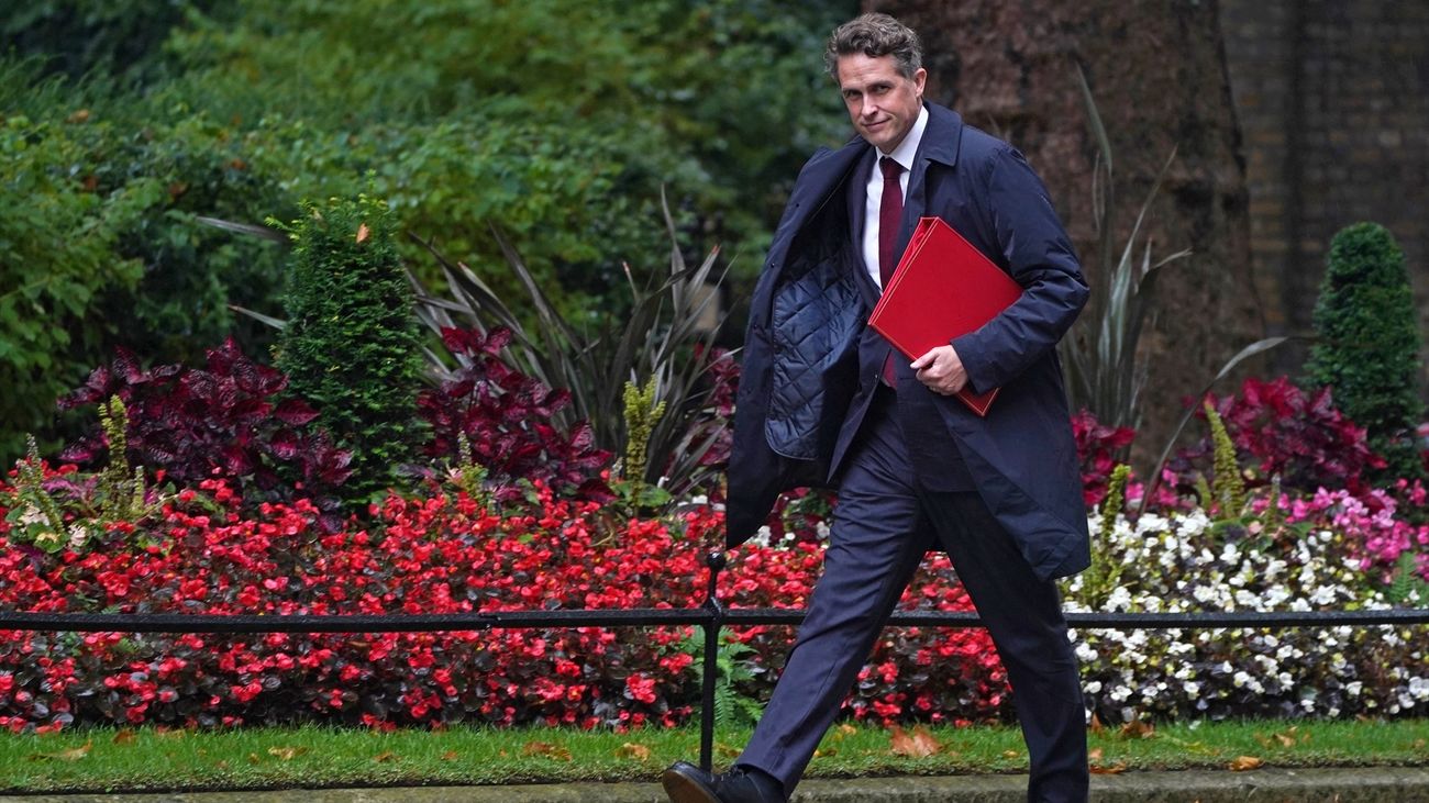 Dimite un ministro del Gobierno británico acusado de acoso laboral