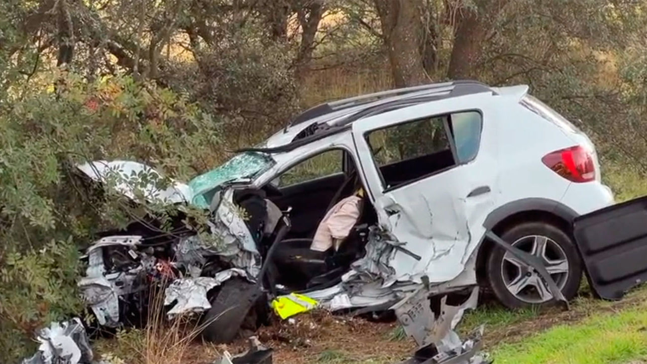 Muere una conductora en un choque frontal de dos coches en Aldea del Fresno