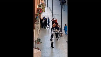 Brutal paliza a plena luz del día en el centro histórico de Vic, en Barcelona