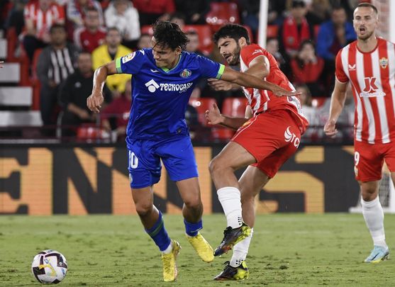 Enes Unal ante el Almería / EFE