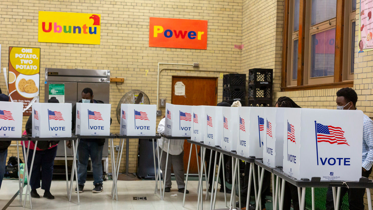 Votantes en un colegio electoral durante las elecciones de mitad de período de EE. UU. de 2022