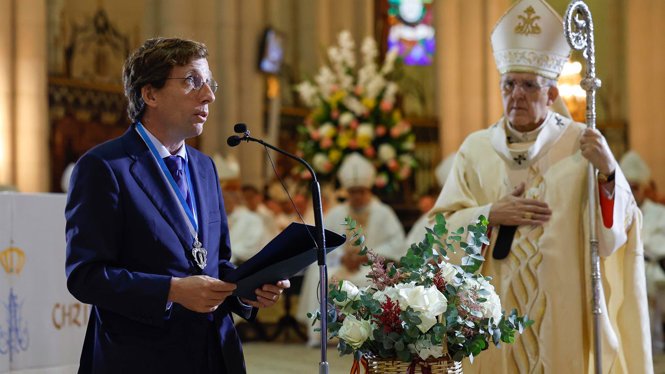 El alcalde de Madrid, José Luis Martínez-Almeida (i), pronuncia unas palabras ante el arzobispo de Madrid, el cardenal Carlos Osoro, en la Catedral de La Amudena durante la misa en honor de la patrona de la ciudad, este miércoles, en Madrid