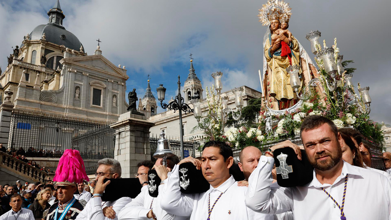 La Almudena desfila por las calles del centro de Madrid