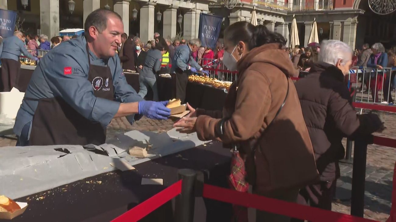 La celebración más dulce de la Almudena: 1.500 trozos de 'corona' gratis en la Plaza Mayor