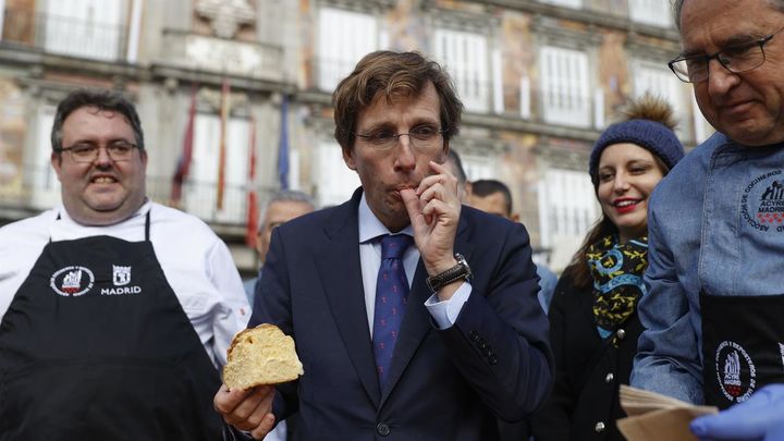 El alcalde de Madrid, José Luis-Martínez Almeida, degustando un trozo de corona de la Almudena / EFE
