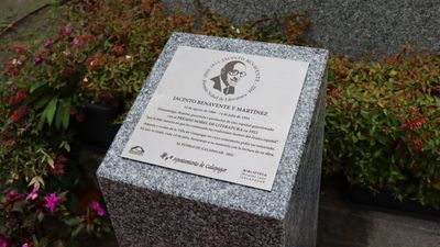 Galapagar recuerda con un monolito al Nóbel Jacinto Benavente