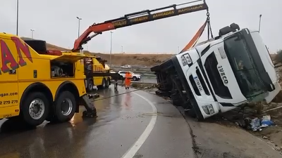 El vuelco de un camión en la M-50 en el acceso a la A-5 ha provocado retenciones de tráfico