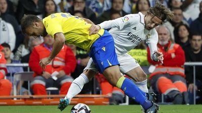 El Real Madrid gana al Cádiz por la mínima, 2-1