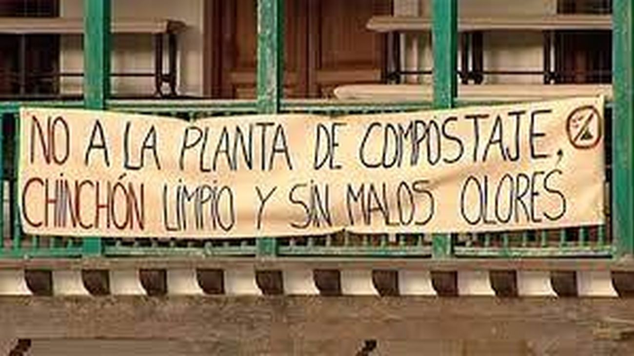 Cartel en la plaza de Chinchón contra la planta de compostaje de Villaconejos