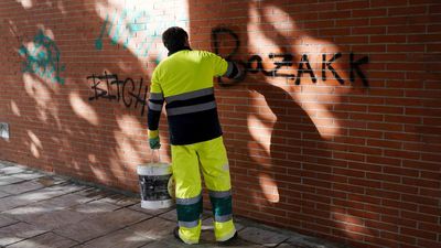 Sanse extiende la limpieza de grafitis a las fachadas de particulares