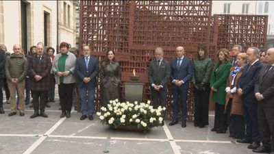 Un Parlamento vasco dividido conmemora el Día de la Memoria