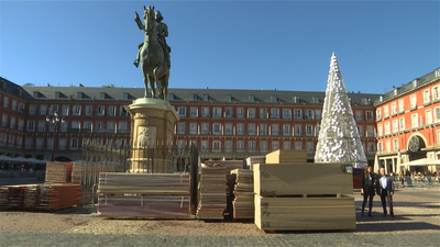 Comienza el montaje de las casetas navideñas de la Plaza Mayor