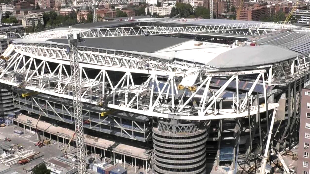 Comienza a instalarse la cubierta retráctil del Bernabéu