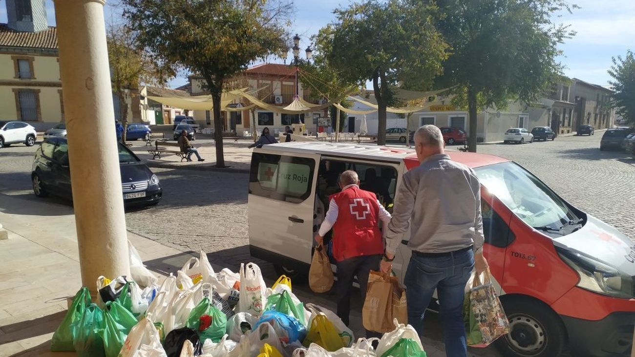 Voluntarios de Cruz Roja cargan un vehículo en Casarrubuelos con las donaciones de los vecinos