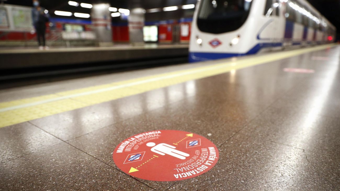 Una señal de distancia interpersonal en un andén del Metro de Madrid