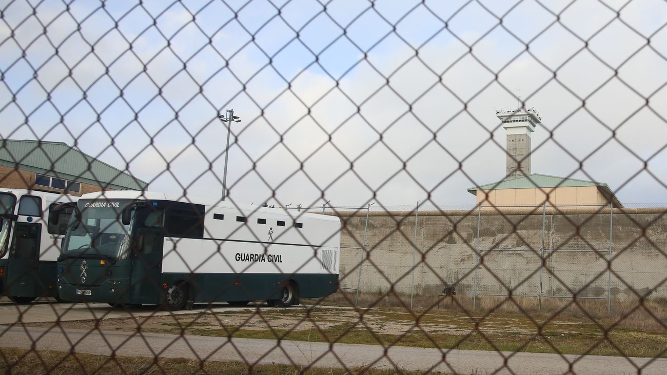 Un perro policía 'caza' a una anciana de 85 años pasando drogas a su hijo en la cárcel de Soto del Real