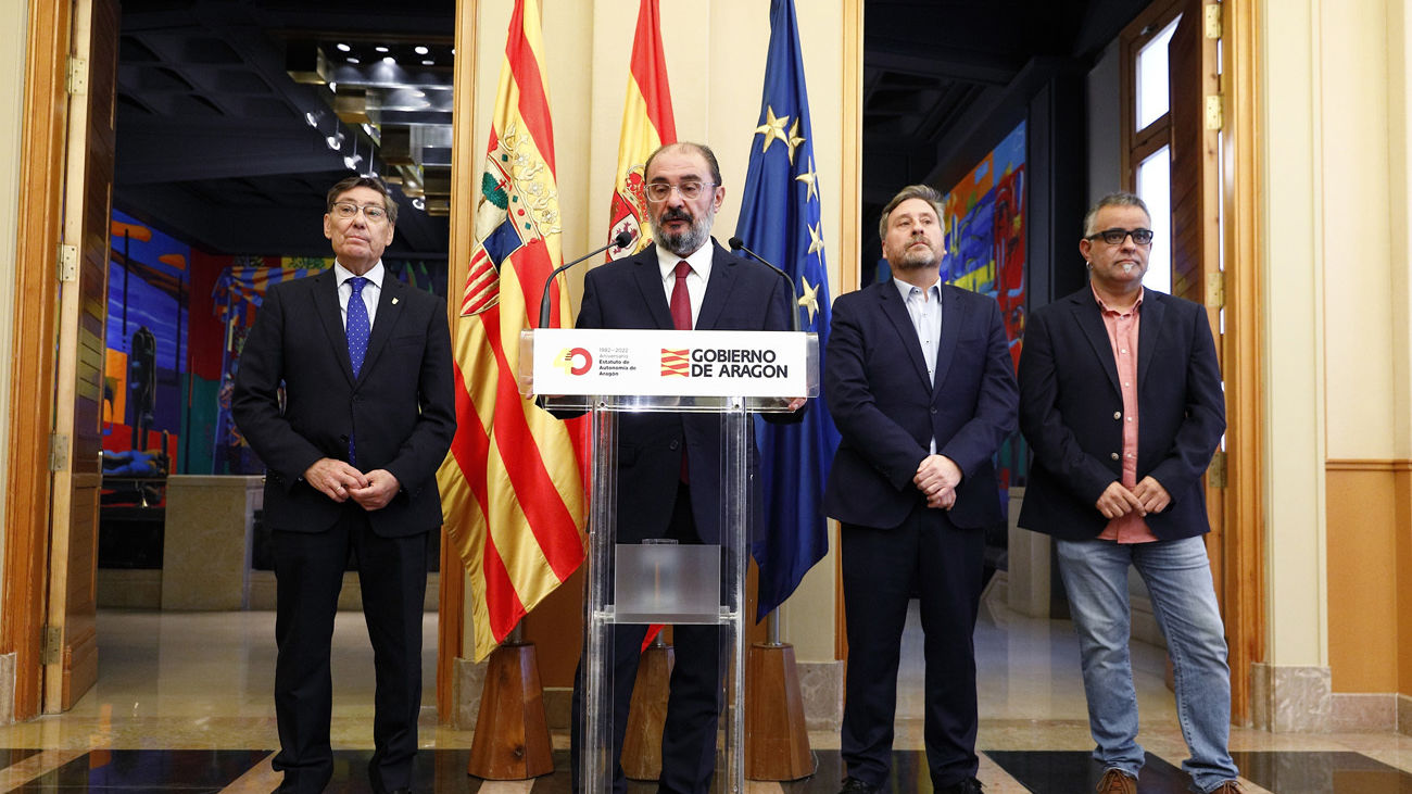 El presidente del Gobierno de Aragón, Javier Lambán, con representantes del cuatripartito.