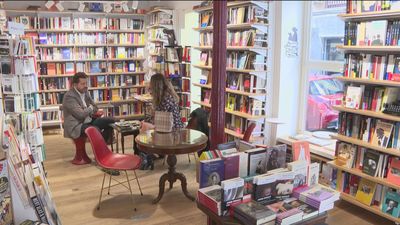 Las librerías de barrio capean la crisis no solo ofreciendo lectura