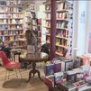 Las librerías de barrio capean la crisis no solo ofreciendo lectura