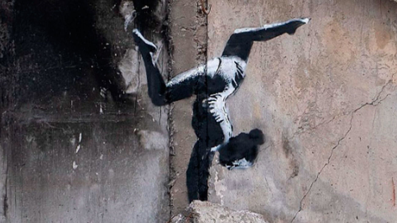 Banksy plasma uno de sus grafiti sobre un edificio en ruinas de Ucrania