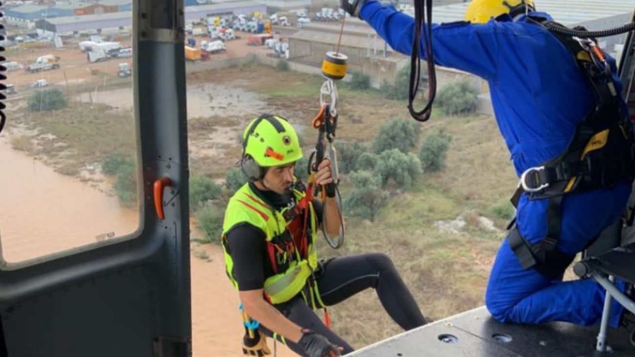 Rescatados en helicóptero trabajadores atrapados por las inundaciones en Valencia