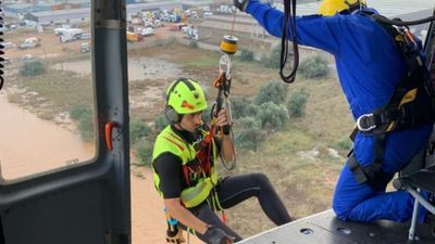 Rescatados en helicóptero trabajadores atrapados por las inundaciones en Valencia