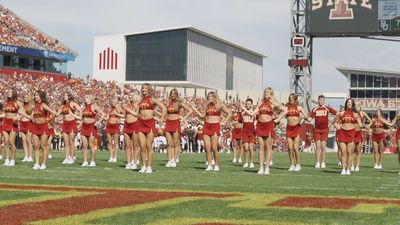 Espectáculo y más espectáculo en un típico partido de fútbol americano en Iowa