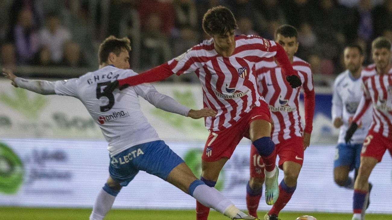 Joao Félix  se lleva el balón ante el defensa del Almazán, Checa, para marcar el segundo gol rojiblanco