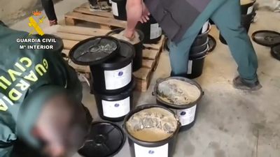 Dos detenidos cuando cargaban 170 kilos de marihuana ocultos entre bidones de asfalto en Granada