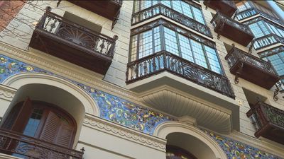 El edificio modernista de San Bernardo 112 ya luce tras ser rehabilitado