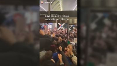 Una estrella de las redes sociales desata el caos en Atocha al anunciar  que regala camisetas