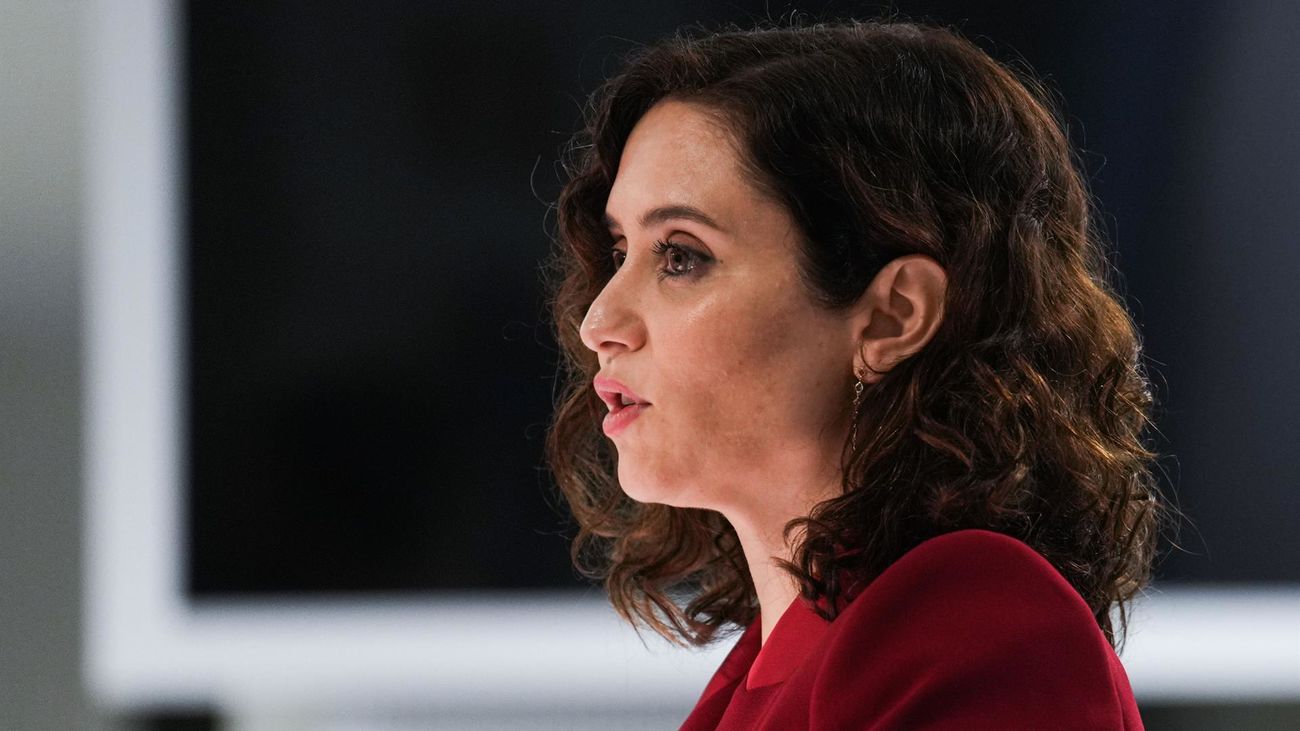 Ayuso acusa a Sánchez de querer instaurar una República Federal laica