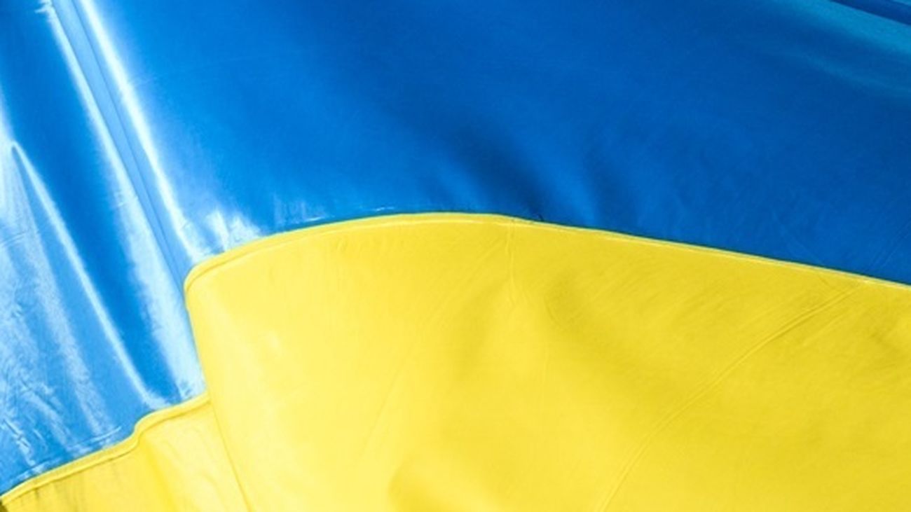 Zelenski iza la bandera ucraniana en la recién liberada Jersón