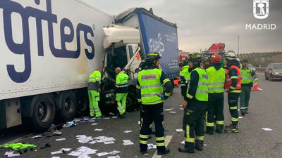 Hospitalizado un camionero tras chocar dos camiones en la M-50