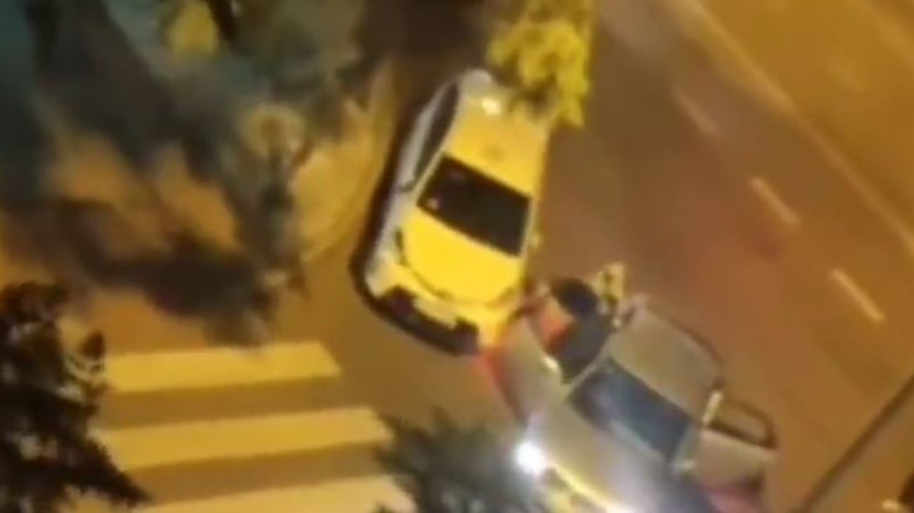 Así roban el catalizador de un taxi en Madrid en segundos