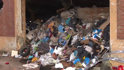 Alertan del peligro de incendio que supone las toneladas de ropa abandonada en tres naves de Humanes