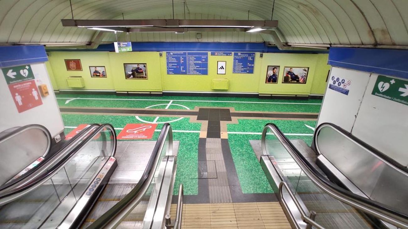 La estación de metro de Plaza de España, con el vinilo instalado por el Mundial de Qatar