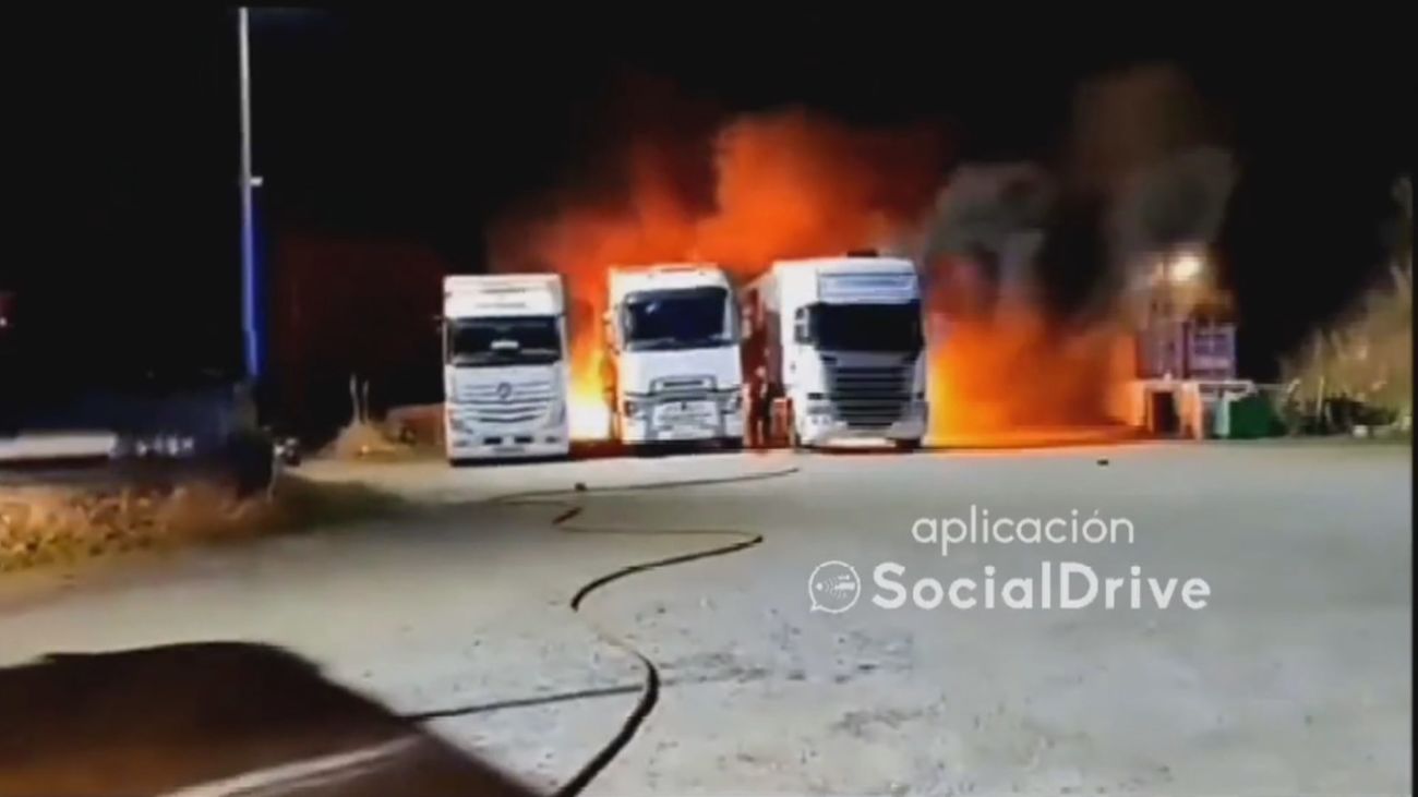Un transportista denuncia como sabotaje el incendio de varios de sus camiones