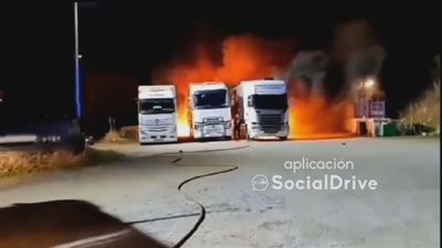 Un transportista denuncia como sabotaje el incendio de varios de sus camiones