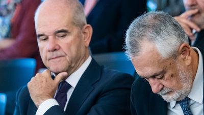 Chaves y Griñán recogen en la Audiencia la notificación de la condena de inhabilitación por los ERE