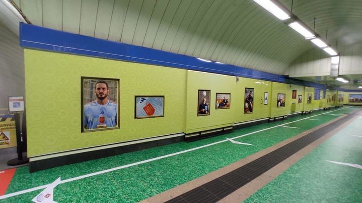 Uno de los pasillos de la estación de Plaza de España con el vinilo del Mundial 2022 / Metro de Madrid