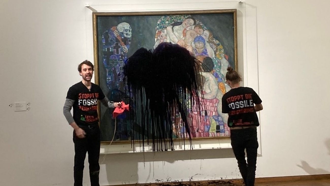 Momento de la agresión al cuadro de Klimt