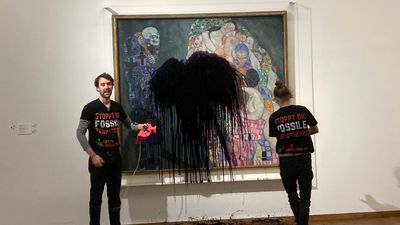 Activistas ecologistas rocían con líquido negro un cuadro de Klimt en Viena