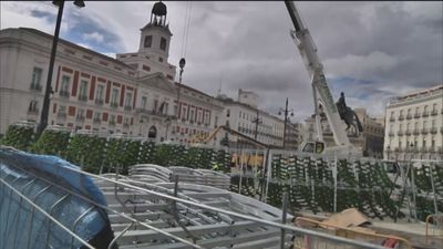 Comienza el montaje del nuevo árbol de Navidad de la Puerta del Sol
