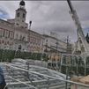 Comienza el montaje del nuevo árbol de Navidad de la Puerta del Sol