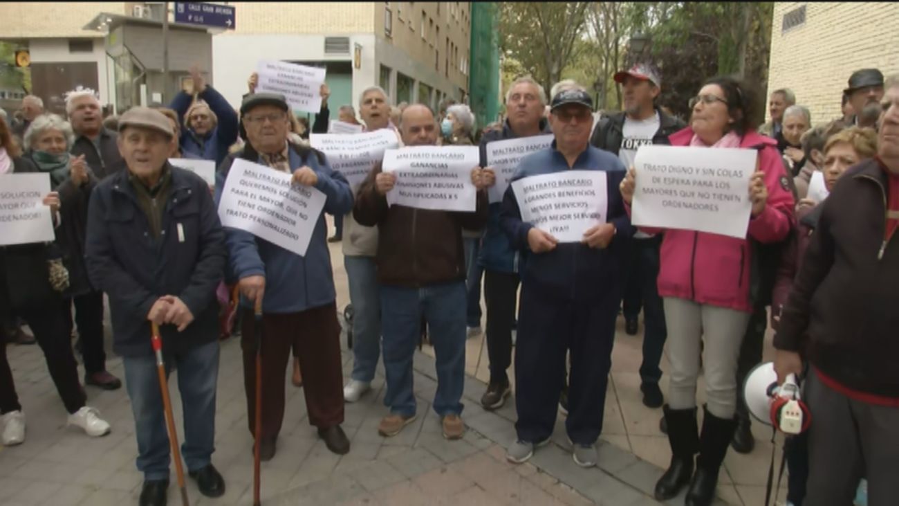 Concentración vecinal en Orcasitas para reclamar a la banca "trato digno y sin colas para los mayores"