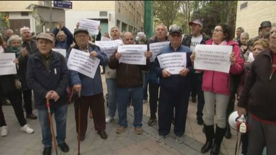 Concentración vecinal en Orcasitas para reclamar a la banca "trato digno y sin colas para los mayores"