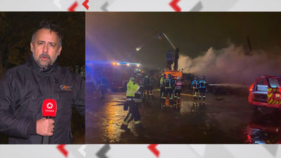 Noche tranquila para los vecinos de Villaverde tras el espectacular incendio de chatarra