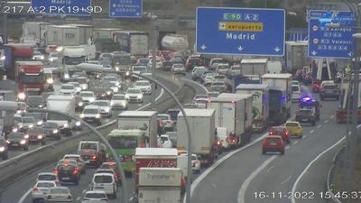 Atascazo en el acceso de Madrid por la M-50 tras el accidente de un camión en la A-2